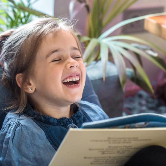 Lille piger læser og griner