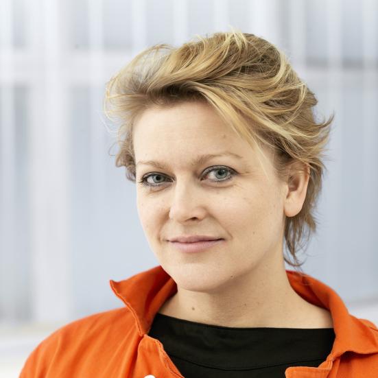Portrætfoto af billedkunstner Stine Marie Jacobsen