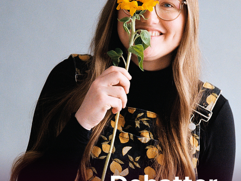 Kvinde med en solsikke i hånden