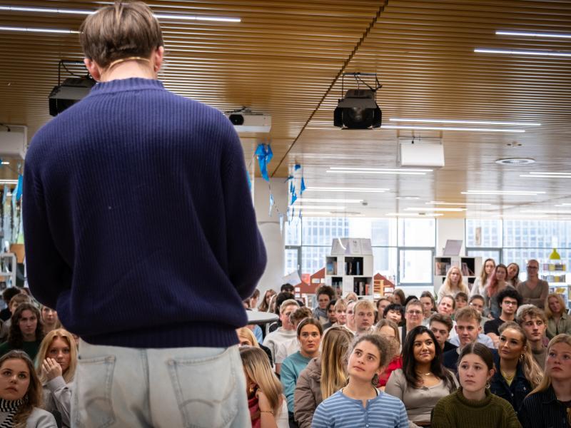 Ung mand holder tale